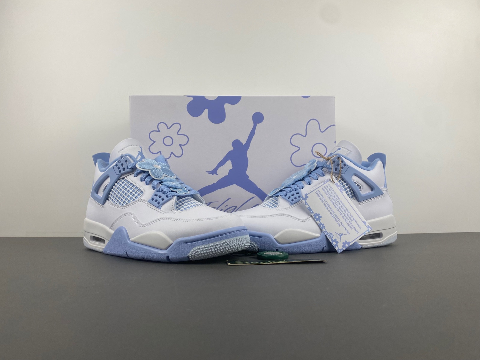 Air Jordan 4 WMNS "Aluminum" HV0823-100