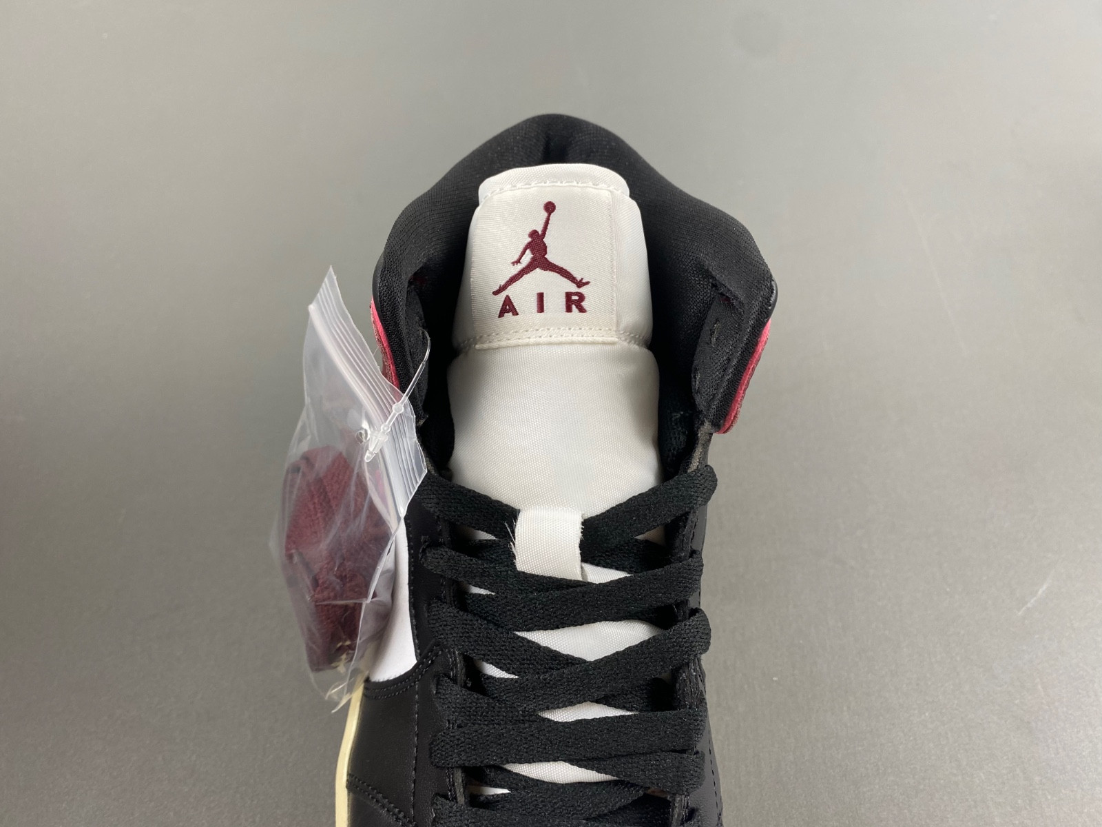 air jordan 1 mid wmns "sail/black/active pink" fq7818-101