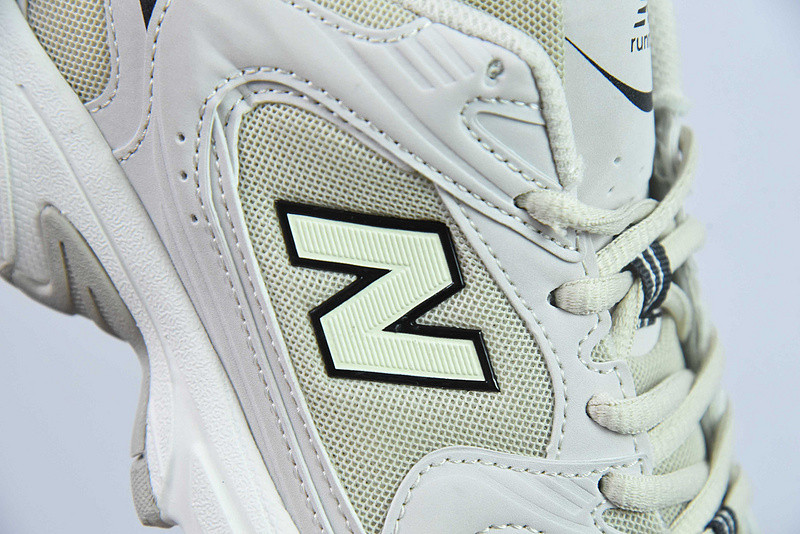 NEW BALANCE SNEAKER