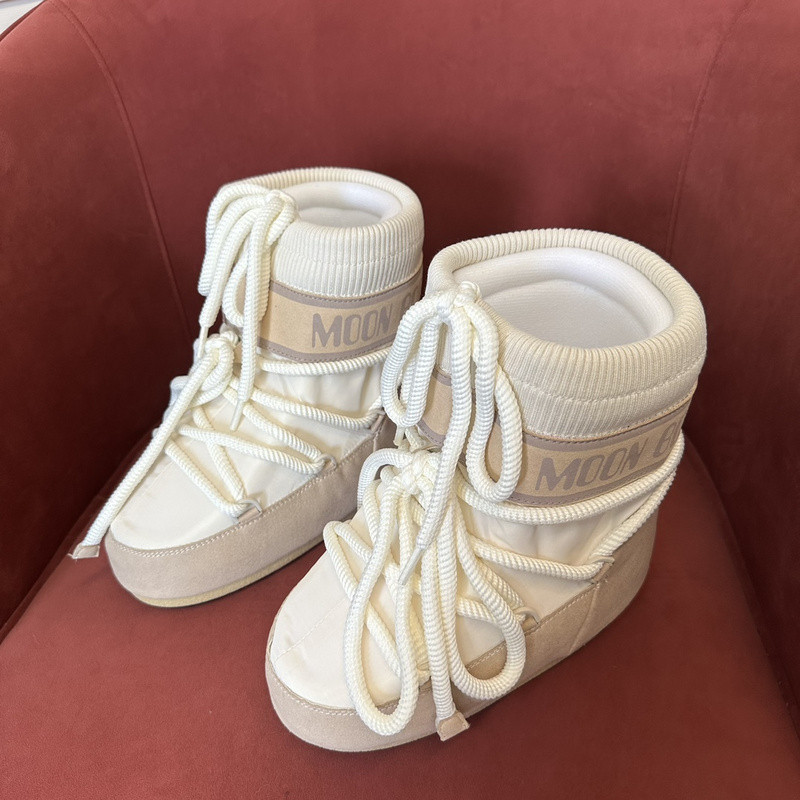 mOON bOOT