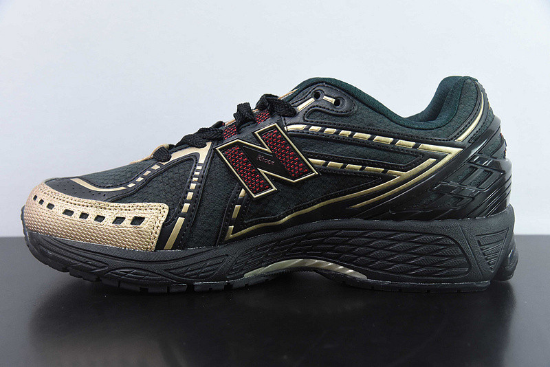 NEW BALANCE SNEAKER