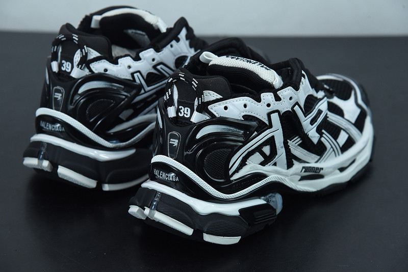 Ba*len*cia*ga runner sneaker