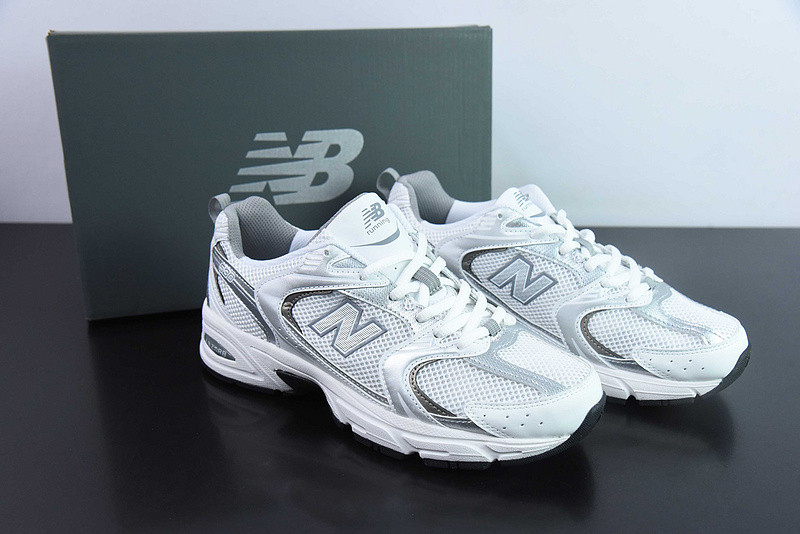 NEW BALANCE SNEAKER