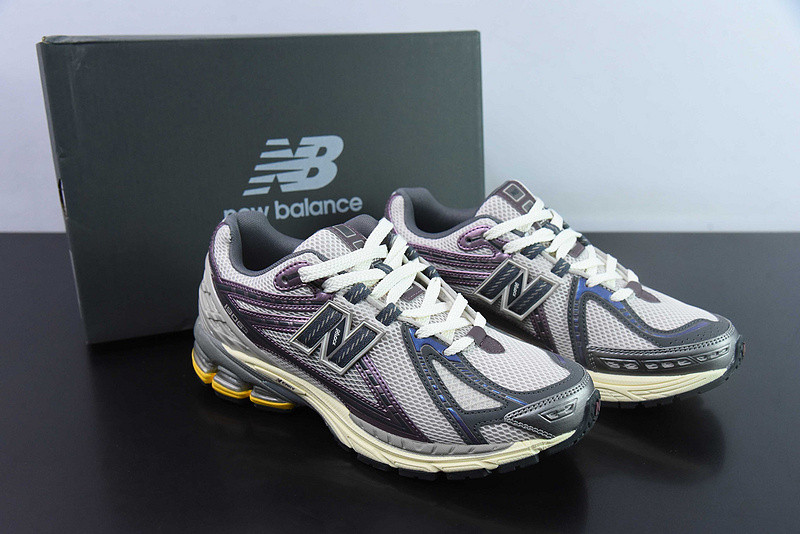 NEW BALANCE SNEAKER