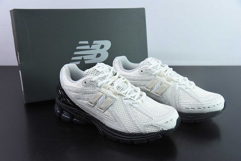 NEW BALANCE SNEAKER